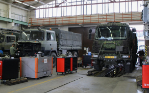 Mechanici opravují na dílně starší i novější vozidla.