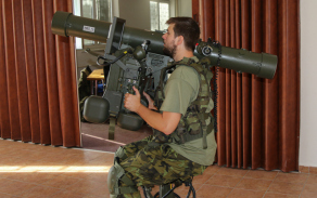 Letadla cvičně sestřelovali také na trenažéru protiletadlového kompletu RBS-70.