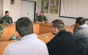 Velitel praporu podpory podplukovník Pavel Hanus přiblížil civilistům pracovní podmínky u strakonického pluku.