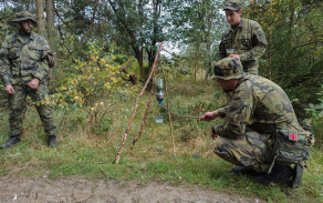 Během výcviku se seznamují s různými způsoby, jak získat a filtrovat vodu.