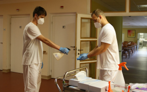 Vojáci musí při práci v domovech pro seniory dodržovat hygienická opatření.