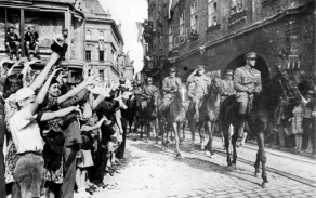 Plukovník gšt. Jaroslav Selner vjíždí včele své brigády na Staroměstské náměstí v Praze při slavnostní přehlídce 17. května 1945. 