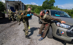 Figuranti musí být i dobří herci, aby co nejvěrněji zahráli chování raněných po těžké autonehodě.