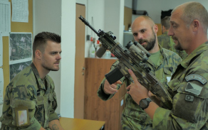 Poznatky vojákům předávali zkušení instruktoři střelecké přípravy.