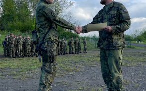 Předání certifikátu u příležitosti zakončení cvičení.