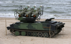 Na lafetě odpalovacího zařízení 2P25 jsou umístěny tři ostré rakety 3M9M3E. 