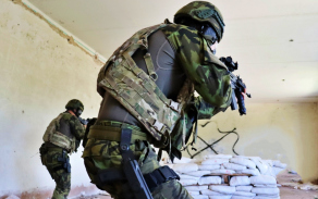 Četa obrany a ochrany během boje v zastavěné oblasti