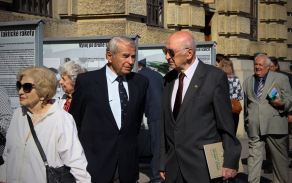 Bývalí velitelé generálporučík v. v. Ladislav Tomeček a generálporučík v. v. Karol Seneši (zleva) na výstavě věnované raketovému vojsku.