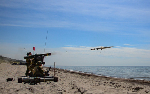 Výstřel z kompletu RBS-70, krátce po startu se odpojí startovací motor.