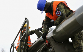 Upevnění rakety na lafetě odpalovacího zařízení.