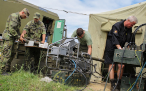 Před bojovými střelbami se kontrolují také rakety. Měření provádí vojáci ve spolupráci se zaměstnanci vojenského zařízení z Nového Plesu (foceno před povinností nosit roušku).