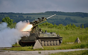 Vojáky čekají poslední střelby z protiletadlových raketových kompletů S-10M2D.