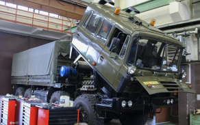 Při opravách nákladních vozidel uplatňují zkušenosti, které získali v kopřivnické automobilce TATRA.