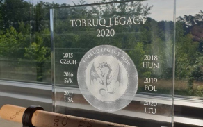 Na symbolickém štafetovém kolíku jsou zaznamenány všechny ročníky cvičení Tobruq Legacy.