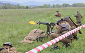 Členové KVH Čeští lvi při ukázce bojového nasazení z druhé světové války.