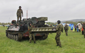 Nabíjení protiletadlového raketového kompletu S-10M.