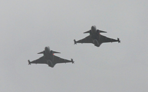 Průlet bojových letounů JAS-39 Gripen.