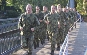 Běželi i strakoničtí vojáci.