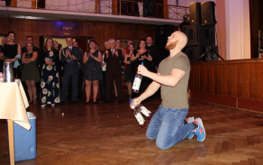 Barmanská show v podání Edy Mertla z českobudějovického klubu Žlutá ponorka.