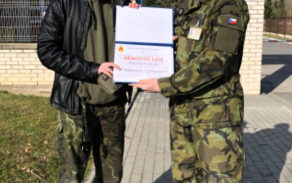 Dalších 70 kusů roušek pro strakonické vojáky vyrobil Nikolas Hankovec se svou rodinou.