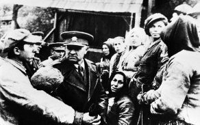 Brigadní generál Ludvík Svoboda mezi občany osvobozeného Vysneho Komarniku.