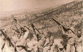Cvičení v protiletadlové palbě z pušek v Agami na jaře 1941