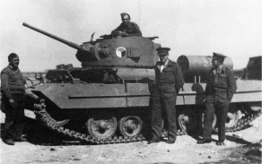 Jeden ze dvou čs. tanků Valentine na jaře 1943 v Tobrúku