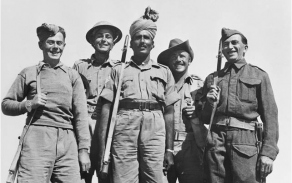 Mnohonárodnostní zastoupení mezi obránci v Tobruku - zleva polský, britský, indický, australský a československý voják