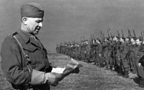 Podplukovník Ludvík Svoboda v čele 1. čs. samostatného polního praporu v SSSR. Veseloje 1943.