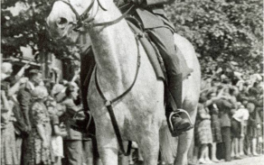Velitel 1. čs. armádního sboru brigádní generál Karel Klapálek při slavnostní přehlídce Prahou.